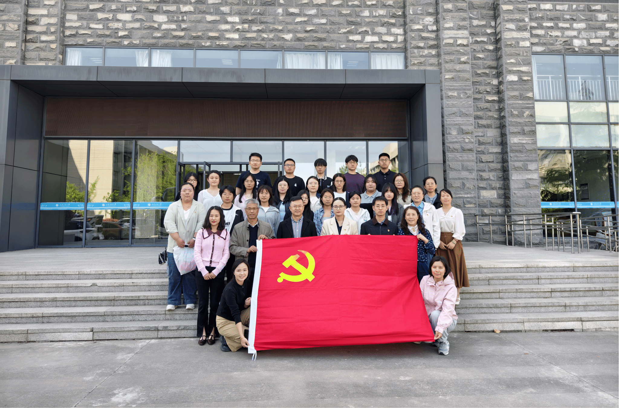 公共政策与管理学院党委组织师生参观铁人王进喜纪念馆